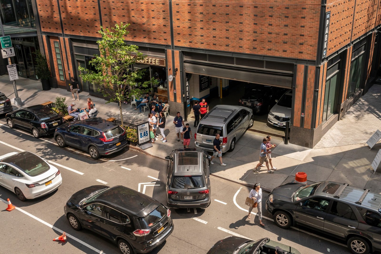 Qué distancia mínima se debe dejar para estacionar un vehículo próximo a un garage 2 Coche mal estacionado bloqueando entrada de garaje