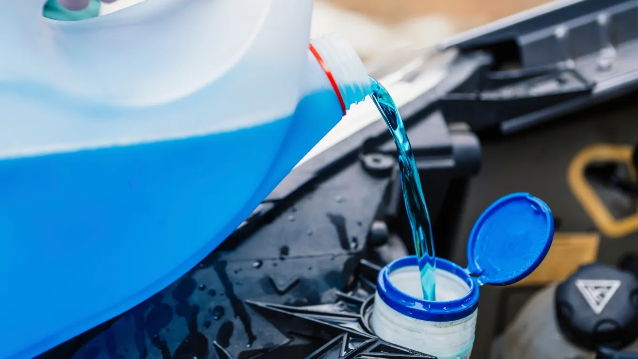 Qué agua utilizas para los limpiaparabrisas 1 shutterstock 1911941113