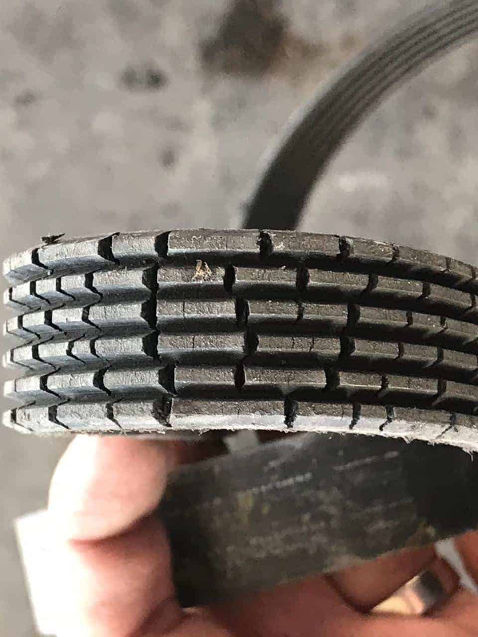 GRIETAS EN LA BANDA DE ACCESORIOS