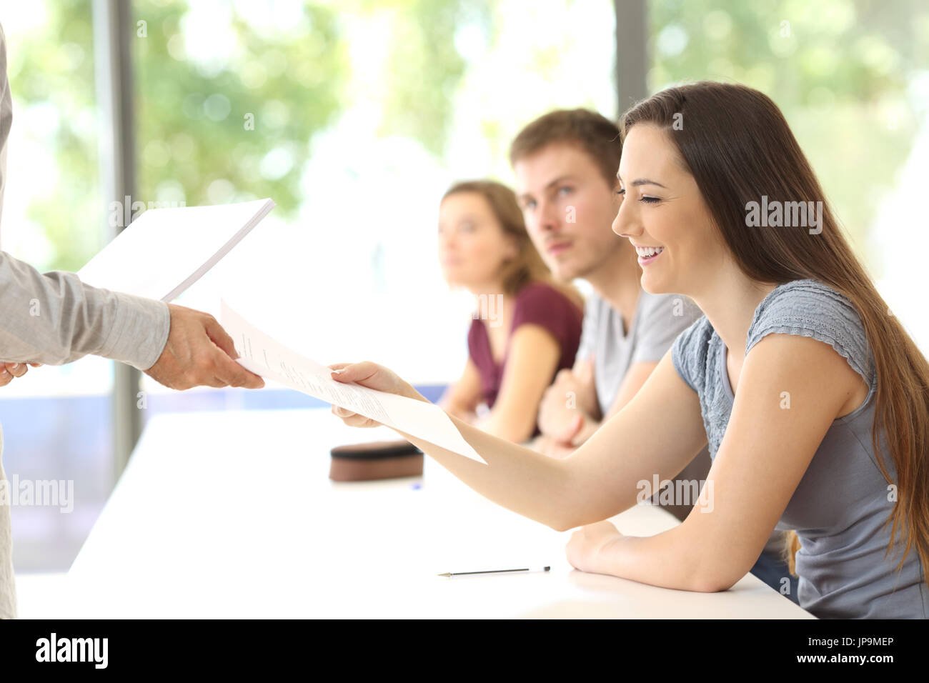 estudiante feliz recibiendo beca universitaria