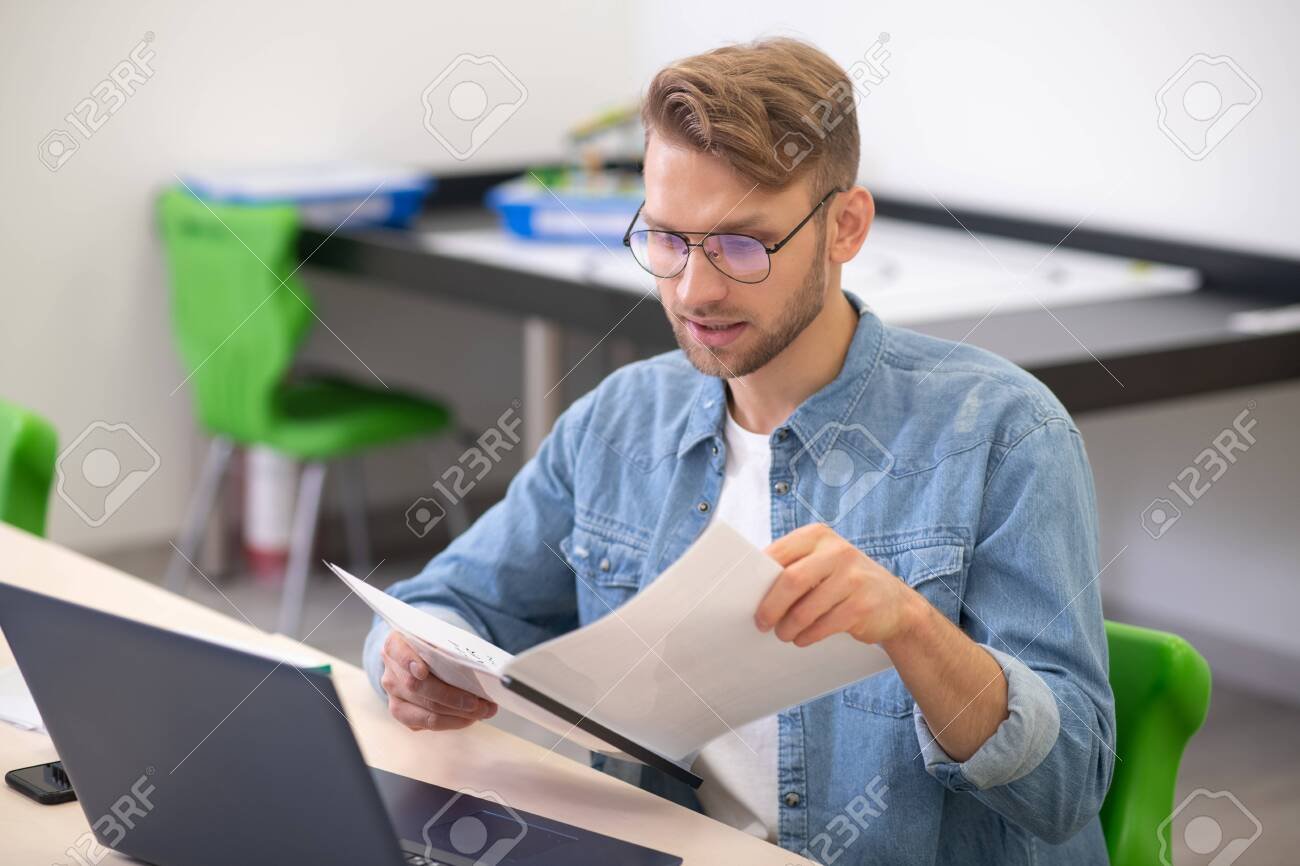 estudiante revisando notas en su computadora