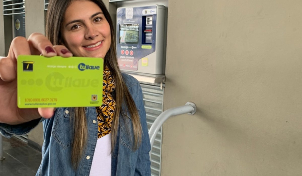 estudiante universitario con tarjeta de obra social