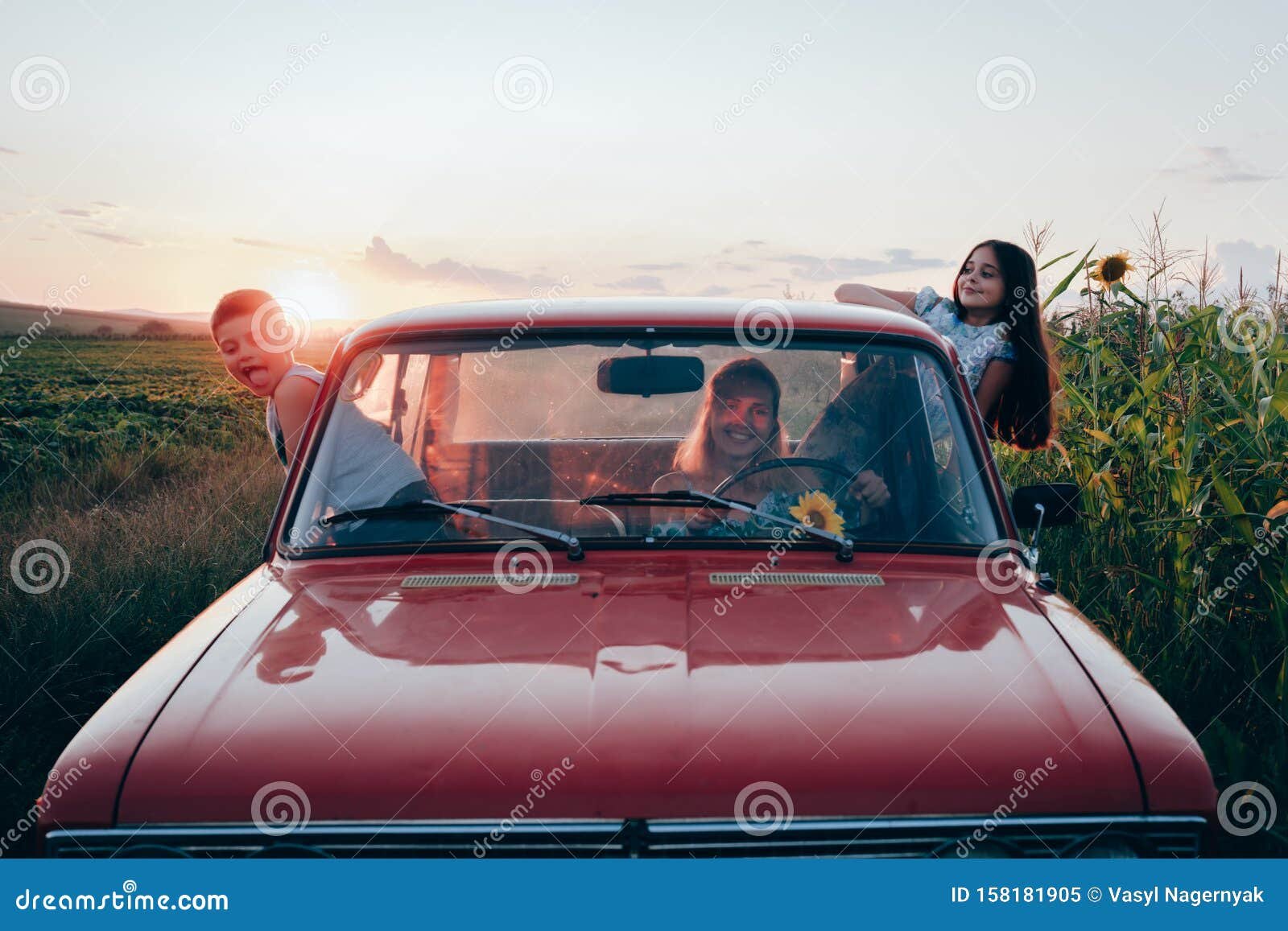 familia viajando en un auto juntos