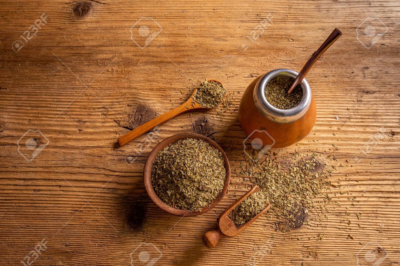 Qué contiene la yerba mate: componentes y beneficios 1 hojas de yerba mate y bombilla tradicional
