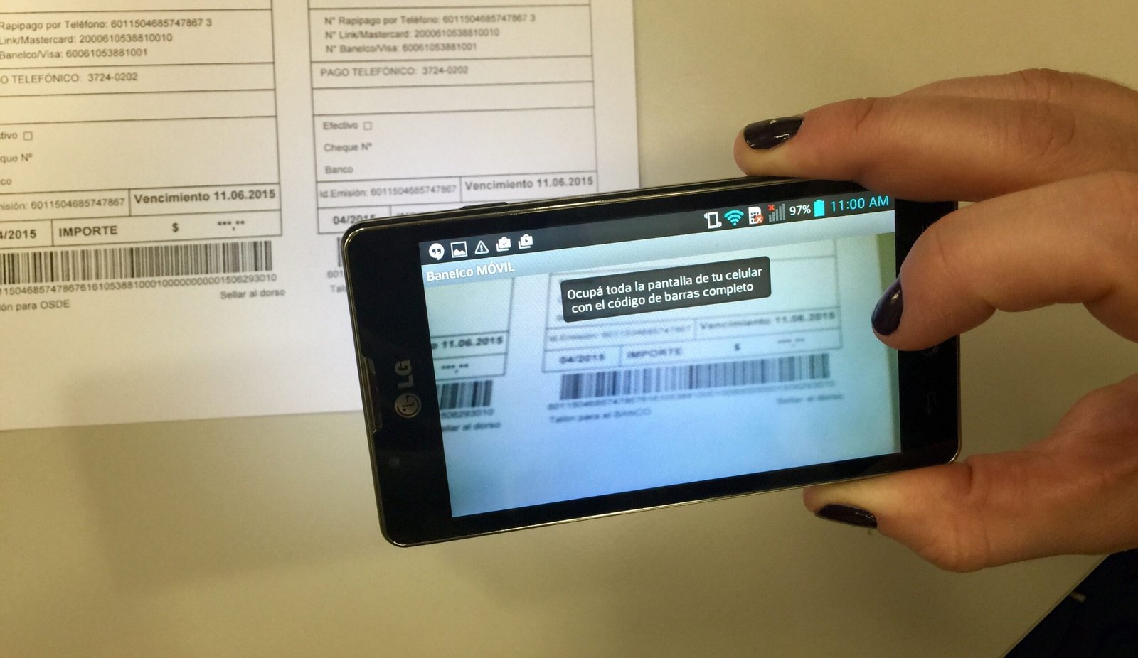 mano utilizando smartphone para consultar factura telecom scaled