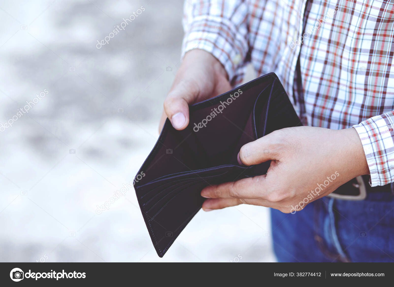 manos buscando en cartera sin tarjeta