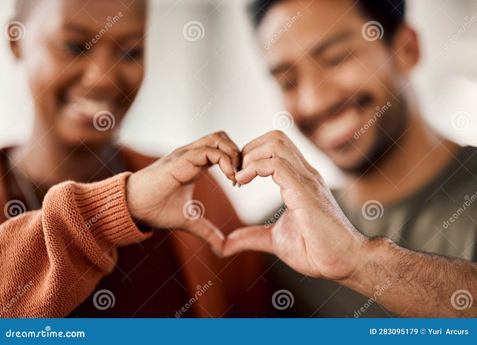 manos extendidas con corazon solidario