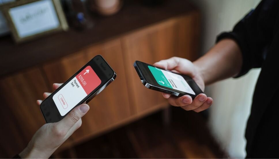 Cómo ver el comprobante de una transferencia bancaria 1 manos sosteniendo un comprobante de transferencia bancaria