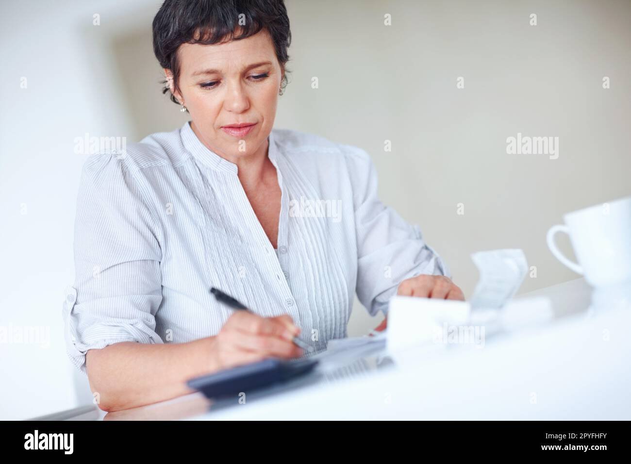 mujer calculando impuestos en una oficina