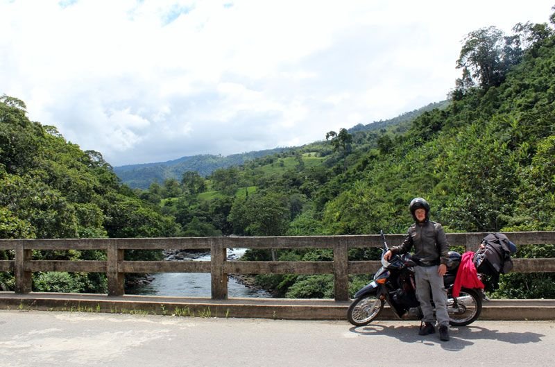 paisaje montanoso en ruta desde argentina a venezuela