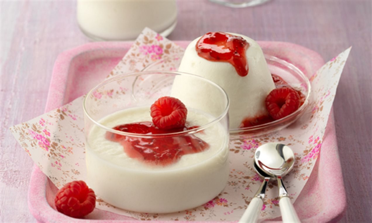 Panna cotta tradicional servida con frutos rojos