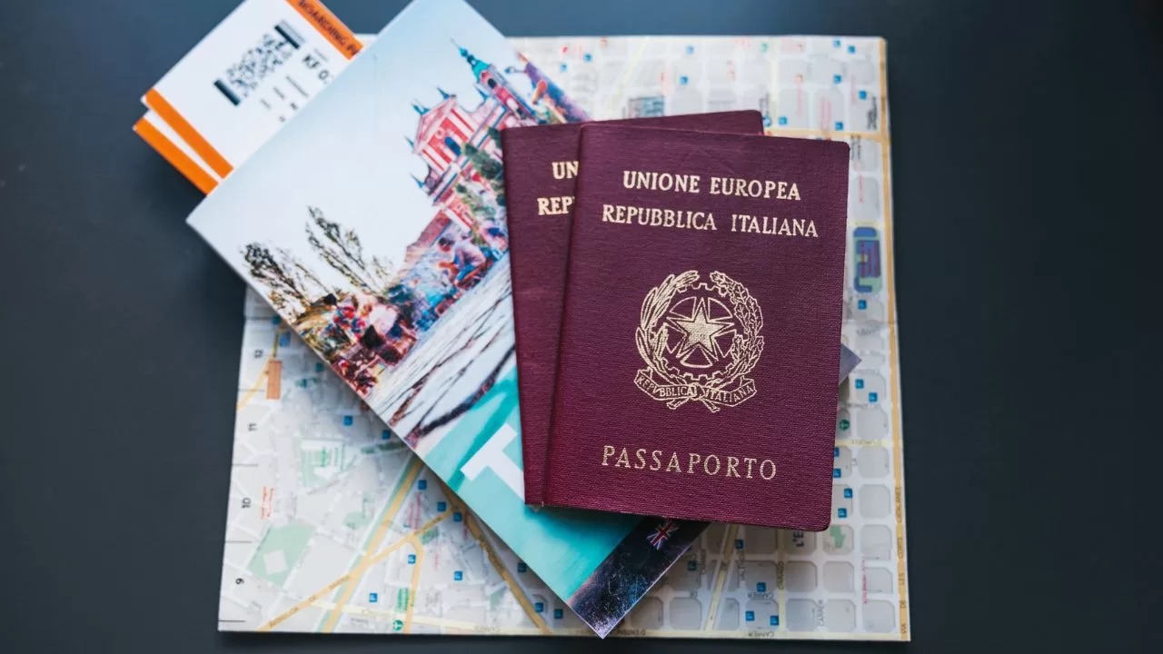 pasaporte italiano y aeropuerto internacional