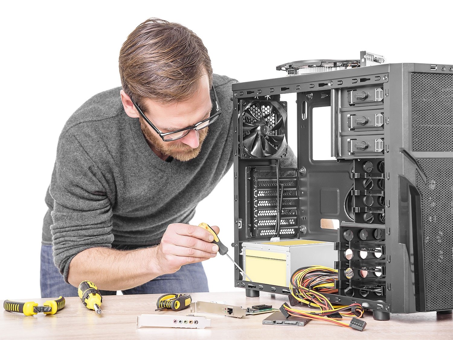 persona armando una computadora de escritorio