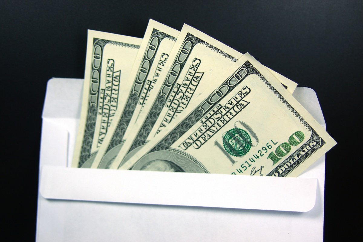 persona recibiendo pagos internacionales en argentina