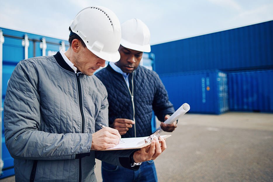 persona revisando documentos en despacho aduanero