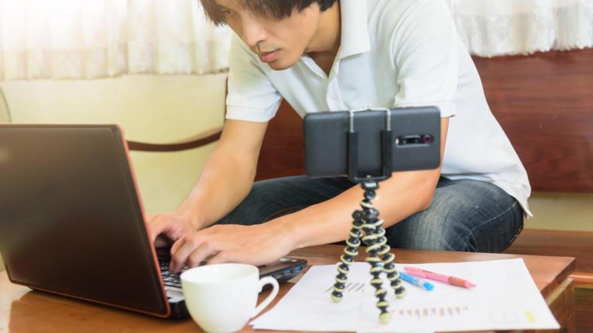 persona usando el celular conectado a pc