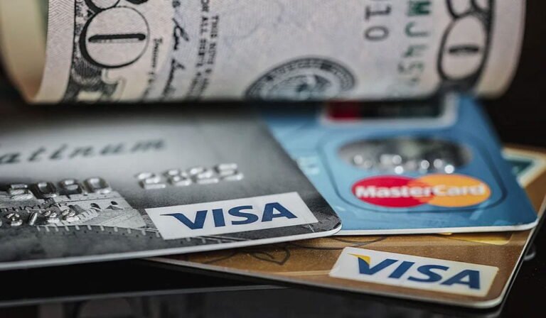 Cómo pagar el saldo en dólares de una tarjeta Visa