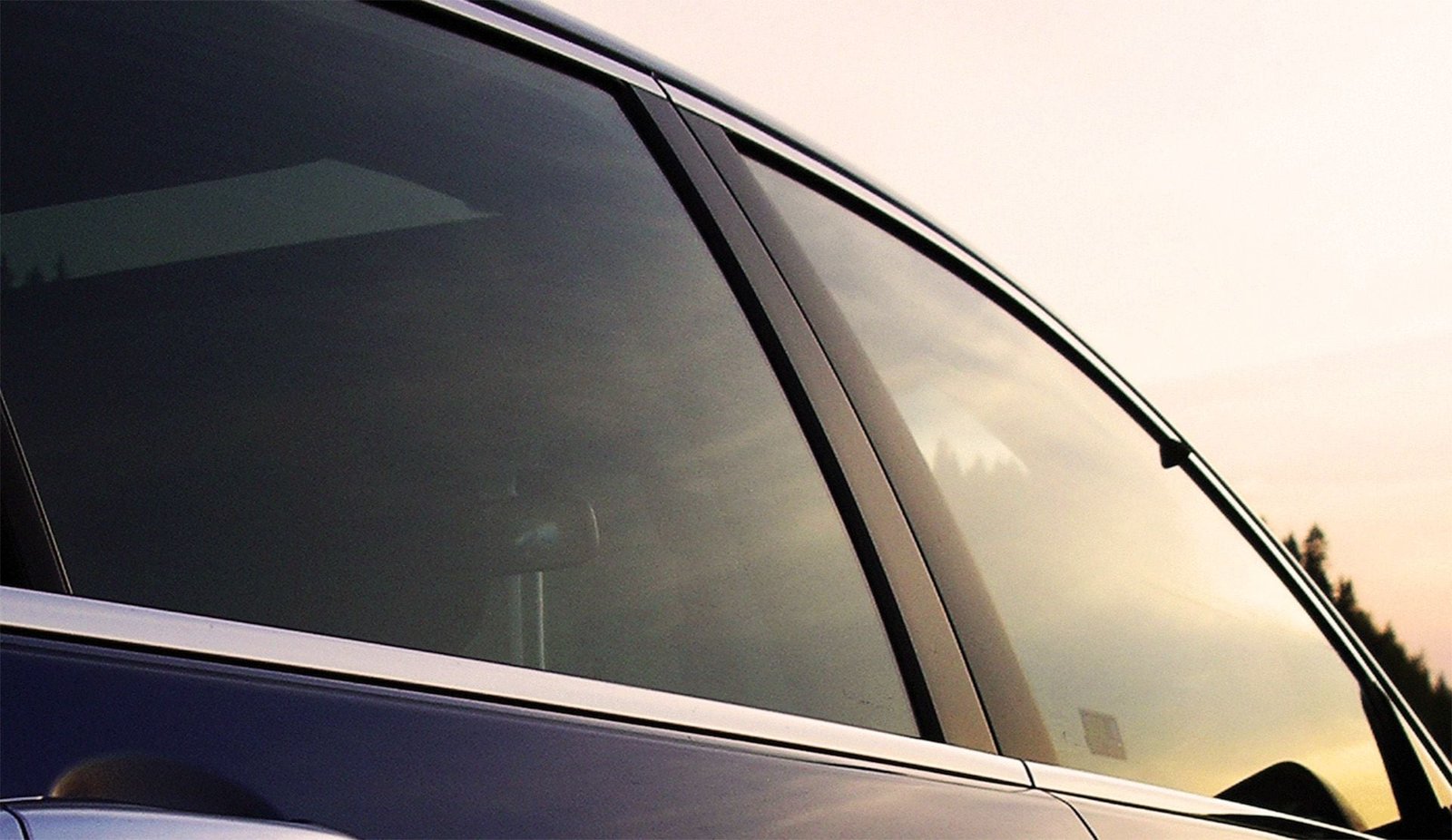 ventana de auto con polarizado permitido